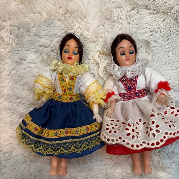 Vintage Traditional Dolls collectibles with Blue and White Dresses blinking eyes - Picture 5 of 10